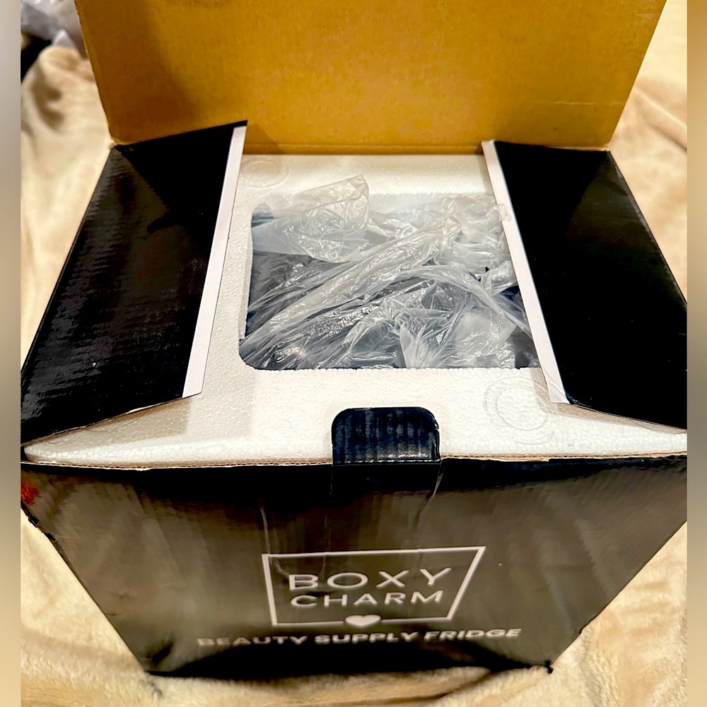 Boxycharm Mini Thermoelectric Cooler & Warmer Make Up Fridge, Black, Capacity 4L - Picture 12 of 16
